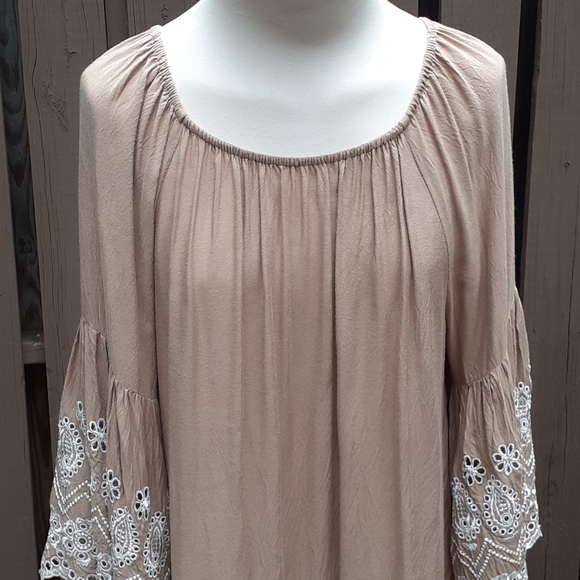 SALE! Flowing Boho Embroidered Tunic - Picture 4 of 13